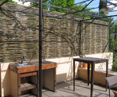 Gevlochten hazelaarscherm voor natuurlijke tuinafsluiting