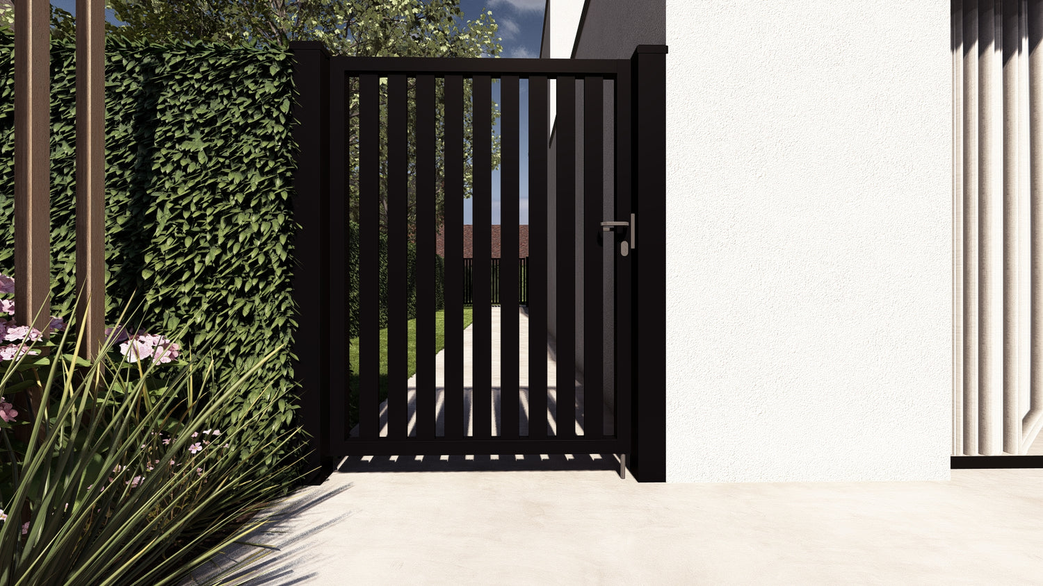 Vooraanzicht van zwarte aluminium poort met open verticale lamellen aan witte moderne gevel