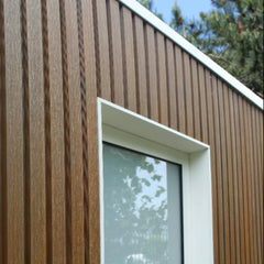 Detail deur witte aluminium BOX met co-extrusie gevelbekleding