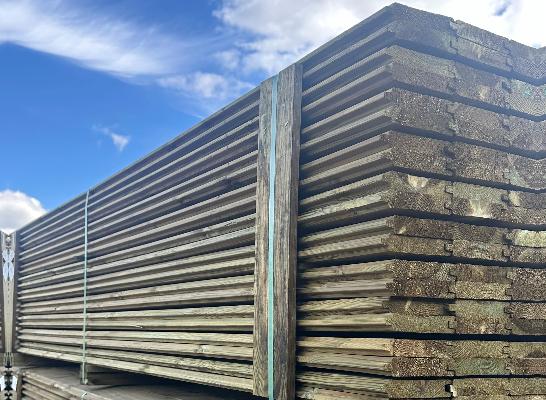 Klassieke houten schutting opgebouwd met geïmpregneerde naaldhouten profielen, geschikt voor duurzame tuinafsluiting