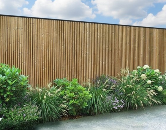Compleet bouwpakket Bardot tuinwand in thermowood naaldhout met zwart aluminium afwerkingsprofiel.