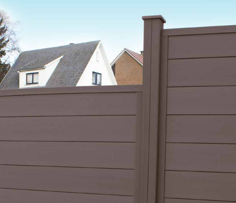 Palen bij rabatscherm in houtcomposiet