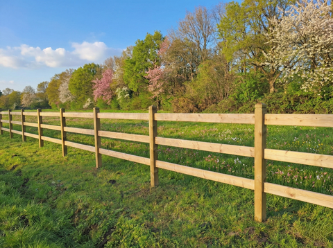 Paardenafsluiting van rood Noors grenenhout met 3 gaten, diamantkop afwerking en halfronde liggers