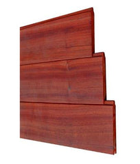 Stapel van houten planchetten met tand-en-groef verbinding, gereed voor montage als gevelbekleding of wandafwerking