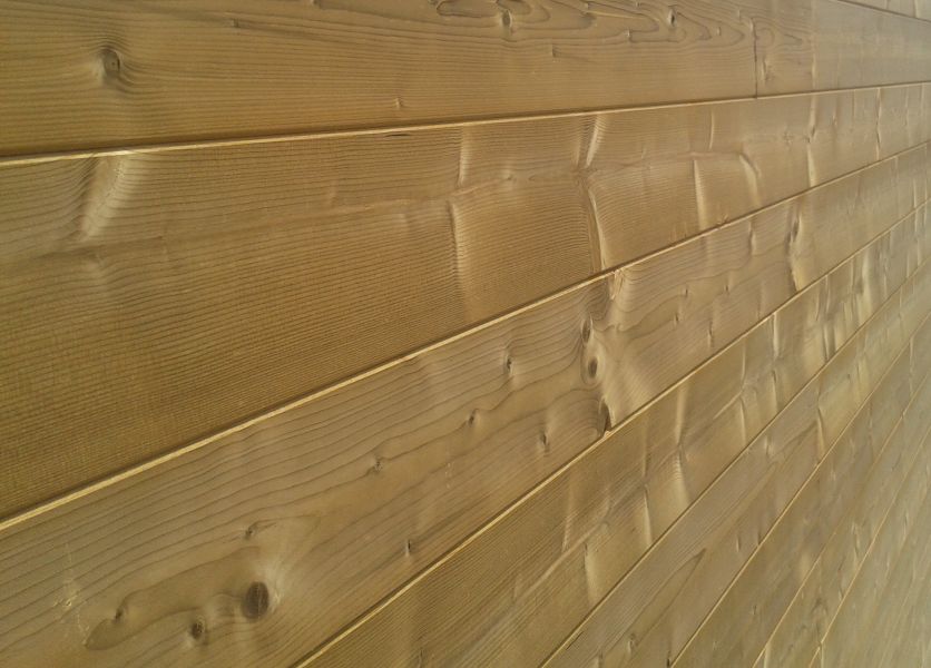 Thermowood naaldhouten planchetten met tand en groef verbinding geschikt voor buitengebruik en gevelafwerking