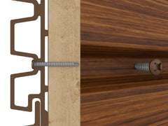 Technische schets van Fiberdeck WEO 35 gevelbekleding met zichtbare montage: doorsnede van het composiet profiel en bevestiging met RVS schroef op houten regelwerk