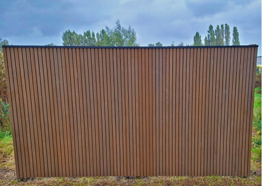 Lucxe Verticaal scherm in houtcomposiet met zwarte alu bovenrand