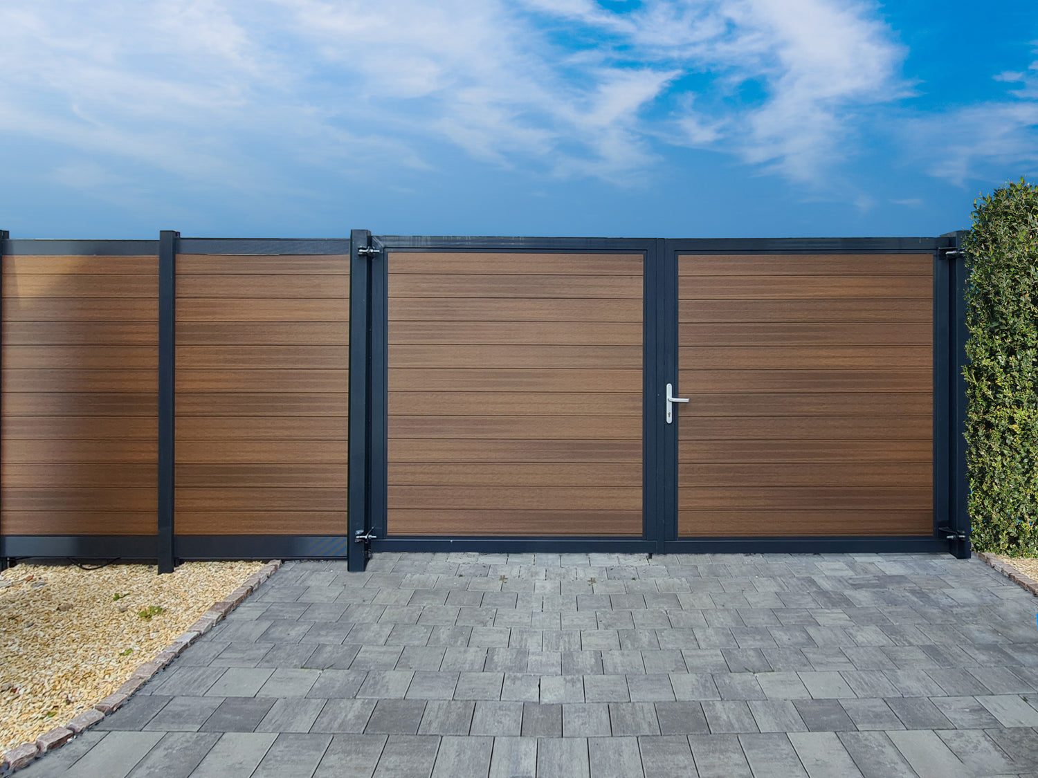 Dubbele tuinterraspoort van houtcomposiet met zwart aluminium frame, passend bij de premium composiet schuttinglijn in eikenkleur.