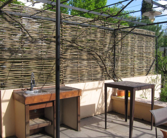 Gevlochten hazelaarscherm voor natuurlijke tuinafsluiting