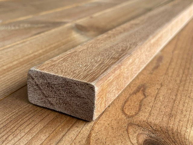 Bangkirai hardhouten pannelat van 22x45 mm met een lengte van 335 cm, geschikt voor duurzame gevelbekleding of luxe wandafwerking.