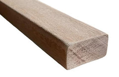 Bangkirai pannenlat rondom glad geschaafd, liggend op een houten ondergrond. De rechthoekige lat toont de typische warme bruintint en fijne nerf van bangkirai hout.