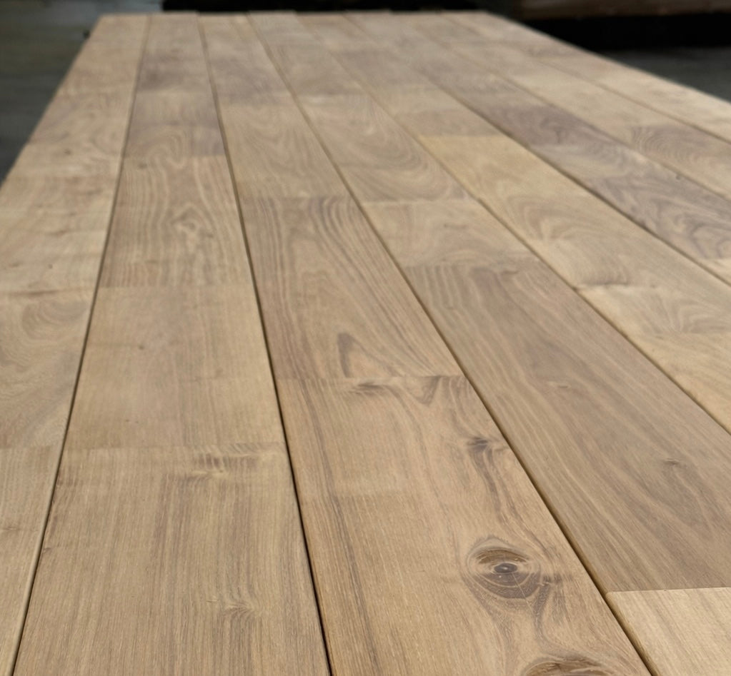 Robinia terras aangelegd met duurzaamheidsklasse 1 terrasplanken, goedkoop Europees hardhout met natuurlijke uitstraling voor tuin en buitenruimte.