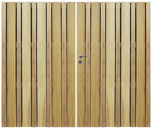 Strakke houten Iroko poort dubbelzijdig beplankt met zwarte palen 180x200cm