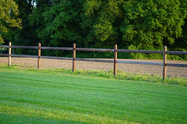 Clôture pour chevaux en bois tropical