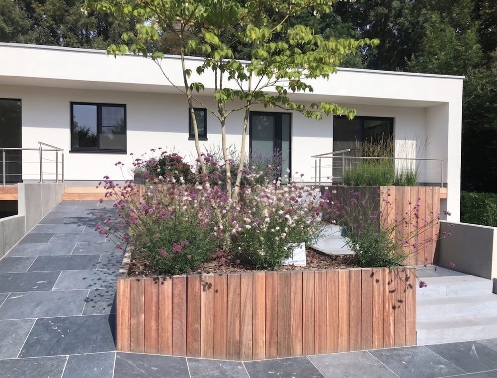 azobé palissade sfeerfoto azob palissade 6 x 12 cm voor modern witte villa met zwarte ramen