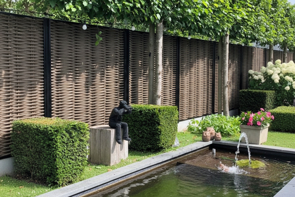 Forest avenue gevlochten fiberscherm met zwarte aluminium palen 