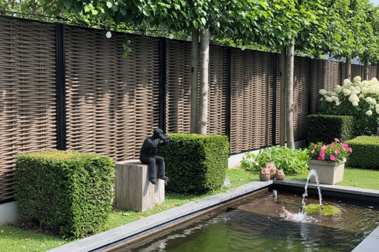 Forest avenue gevlochten fiberscherm met zwarte aluminium palen 