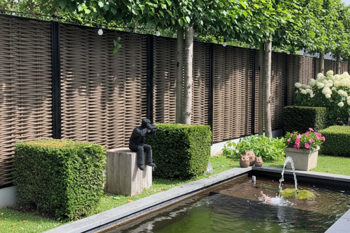 Forest avenue gevlochten fiberscherm met zwarte aluminium palen 