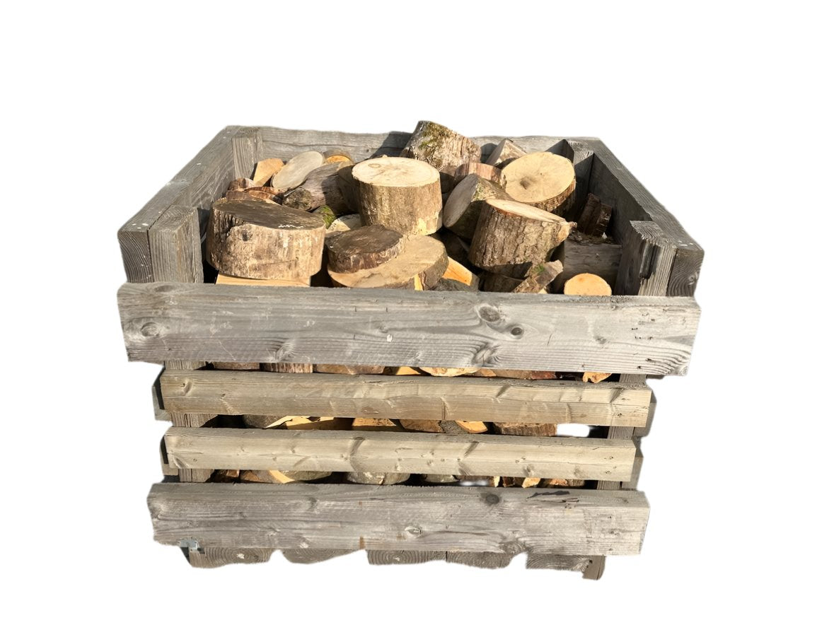 Bak met onbehandeld resthout van kastanje en vuren – ideaal als goedkoop kachelhout of aanmaakhout.